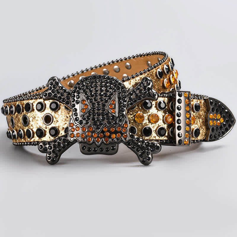 Cinturón de cuero con tachuelas de diamantes de imitación y cabeza de calavera