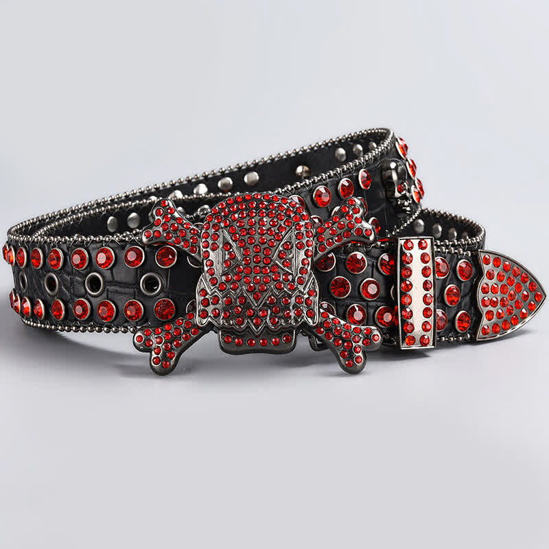 Cinturón de cuero con tachuelas de diamantes de imitación y cabeza de calavera