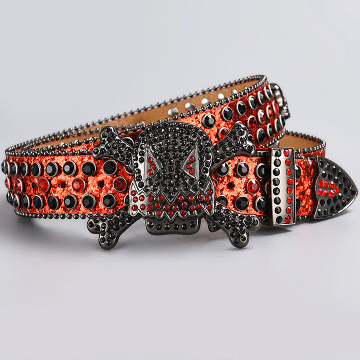 Cinturón de cuero con tachuelas de diamantes de imitación y cabeza de calavera