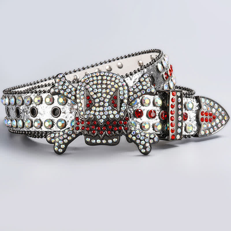 Cinturón de cuero con tachuelas de diamantes de imitación y cabeza de calavera