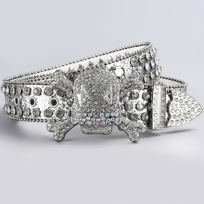 Cinturón de cuero con tachuelas de diamantes de imitación y cabeza de calavera