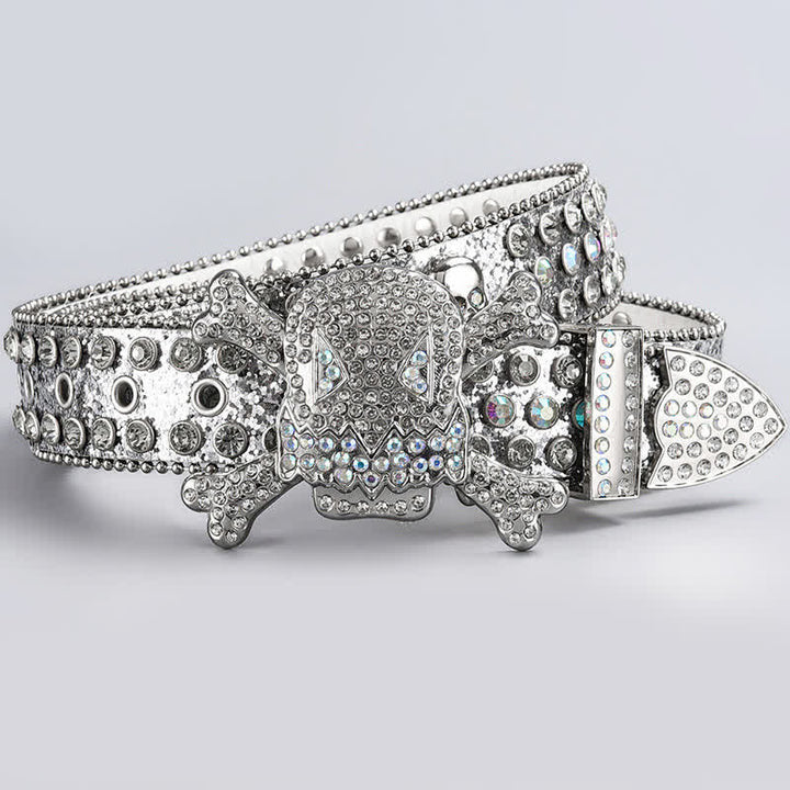 Cinturón de cuero con tachuelas de diamantes de imitación y cabeza de calavera