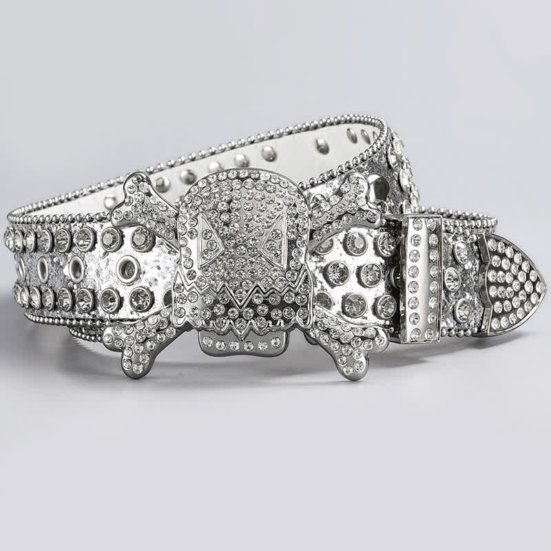 Cinturón de cuero con tachuelas de diamantes de imitación y cabeza de calavera