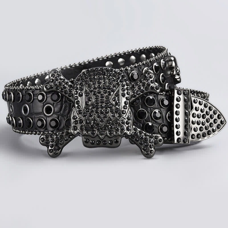 Cinturón de cuero con tachuelas de diamantes de imitación y cabeza de calavera