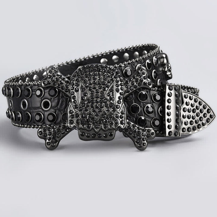 Cinturón de cuero con tachuelas de diamantes de imitación y cabeza de calavera