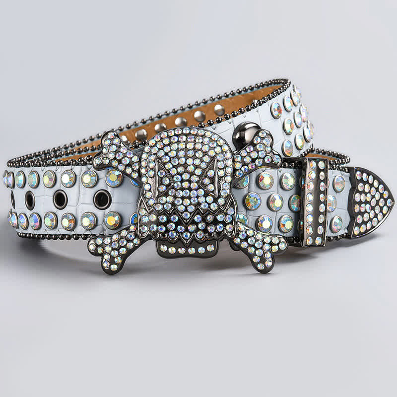 Cinturón de cuero con tachuelas de diamantes de imitación y cabeza de calavera