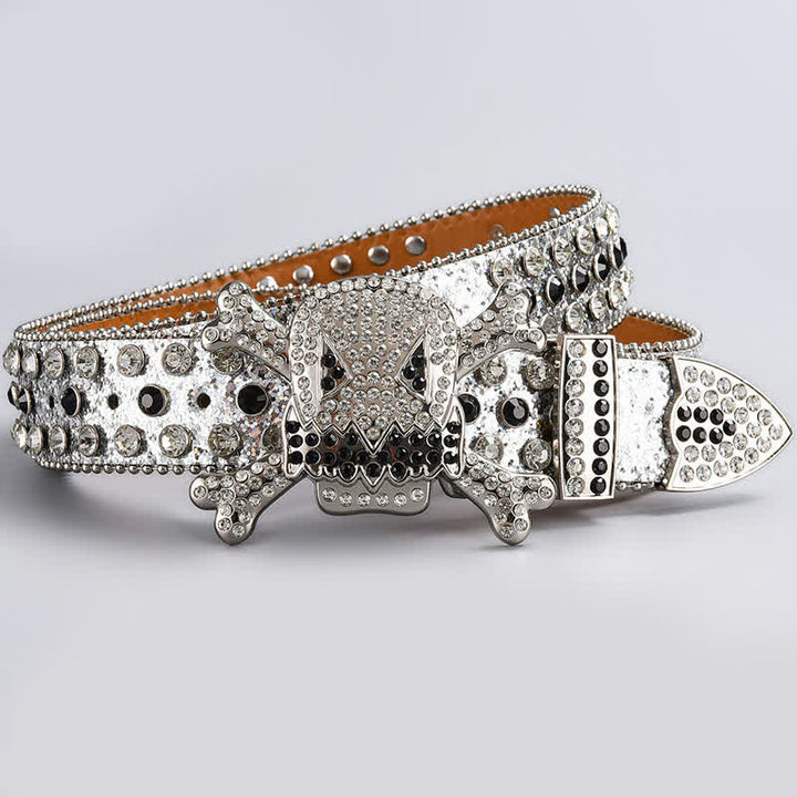 Cinturón de cuero con tachuelas de diamantes de imitación y cabeza de calavera