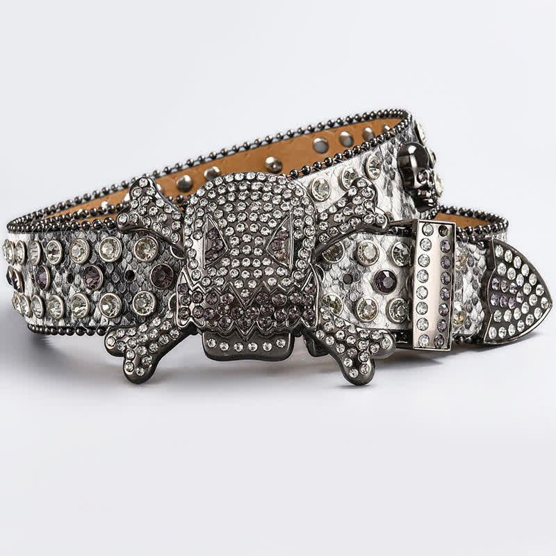 Cinturón de cuero con tachuelas de diamantes de imitación y cabeza de calavera