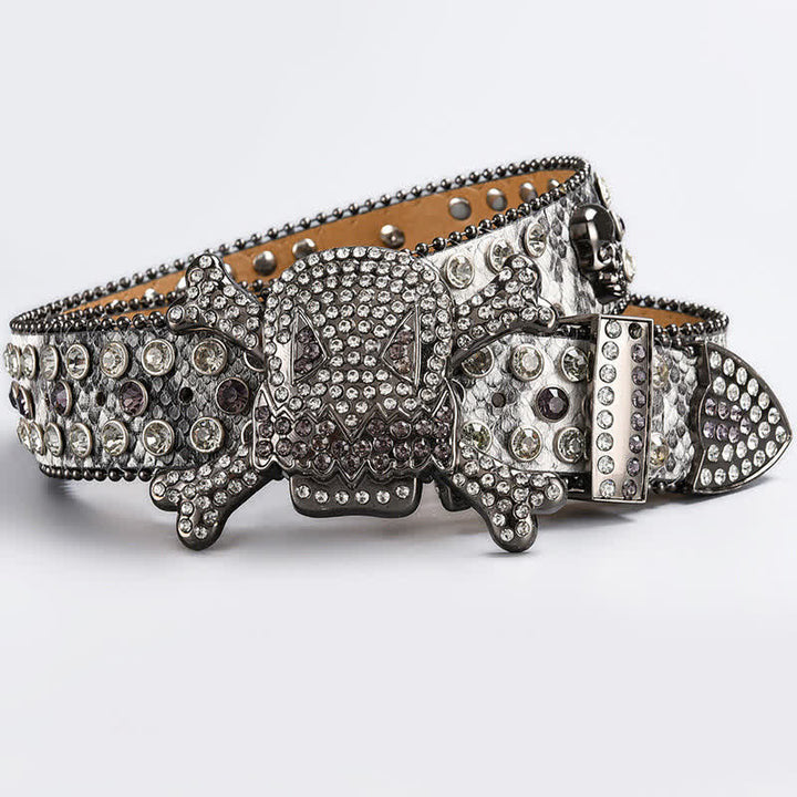 Cinturón de cuero con tachuelas de diamantes de imitación y cabeza de calavera