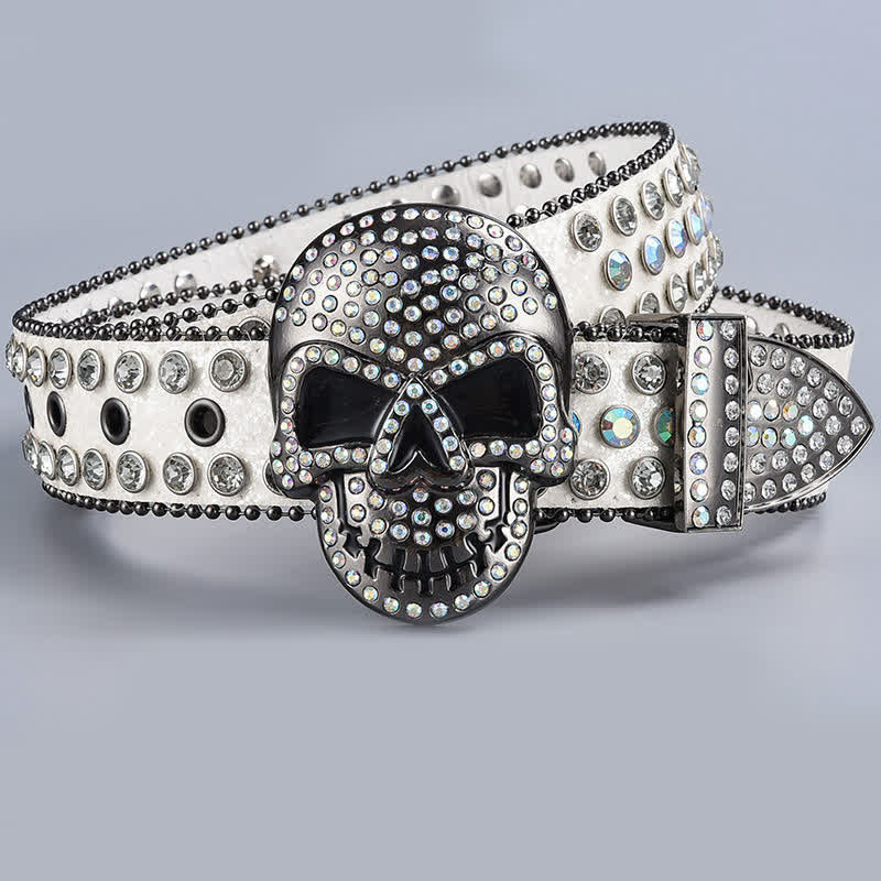 Cinturón de cuero con cuentas de diamantes de imitación y diseño de fantasmas punk.