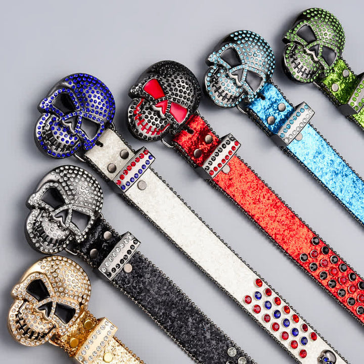 Cinturón de cuero con cuentas de diamantes de imitación y diseño de fantasmas punk.