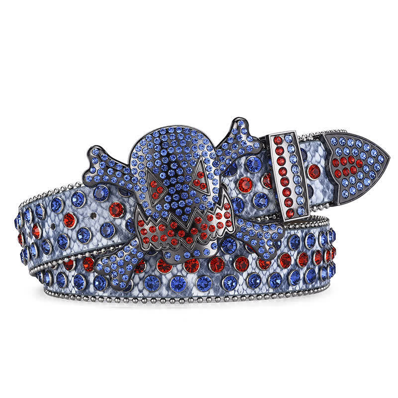 Cinturón de cuero con decoración de cuentas de diamantes de imitación y calavera de roca