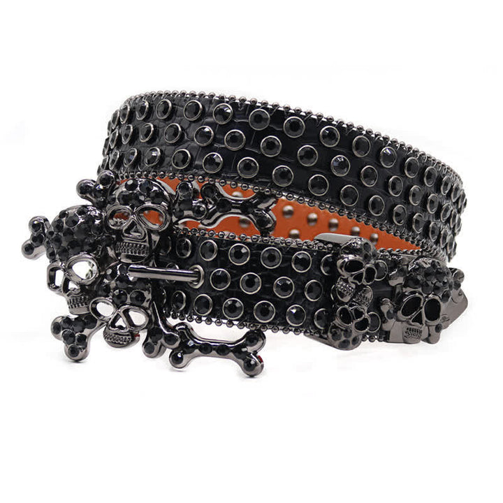 Cinturón de cuero con tachuelas y diamantes de imitación con hebilla en forma de calavera negra