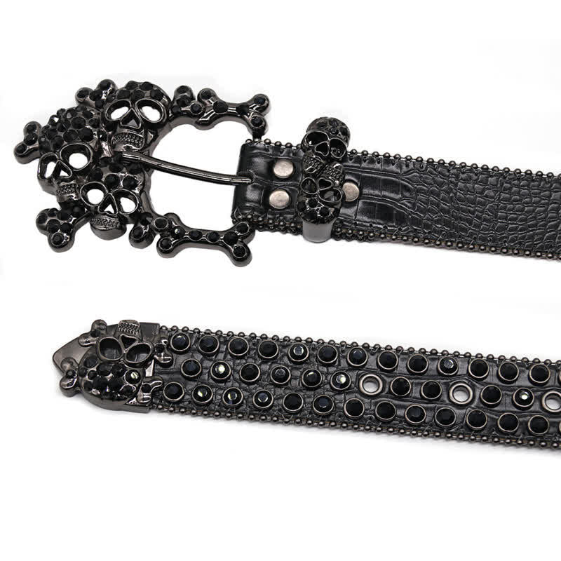 Cinturón de cuero con tachuelas y diamantes de imitación con hebilla en forma de calavera negra