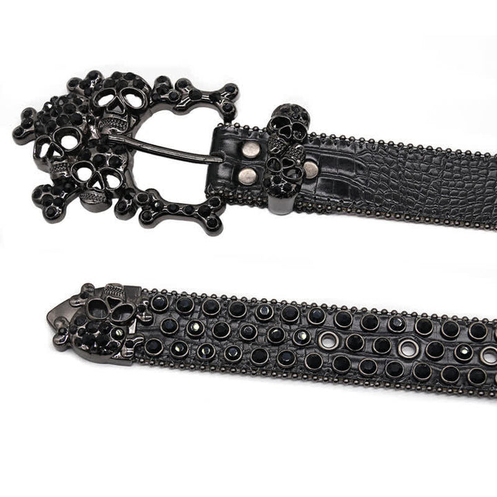 Cinturón de cuero con tachuelas y diamantes de imitación con hebilla en forma de calavera negra