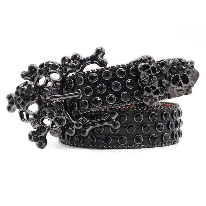 Cinturón de cuero con tachuelas y diamantes de imitación con hebilla en forma de calavera negra