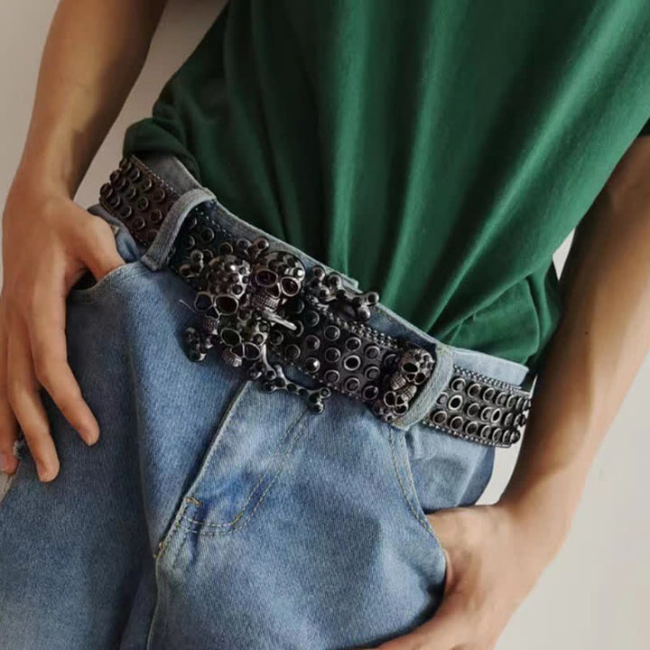 Cinturón de cuero con tachuelas y diamantes de imitación con hebilla en forma de calavera negra