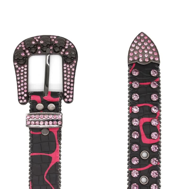 Cinturón de cuero con remaches de diamantes de imitación y diseño con incrustaciones de calaveras.