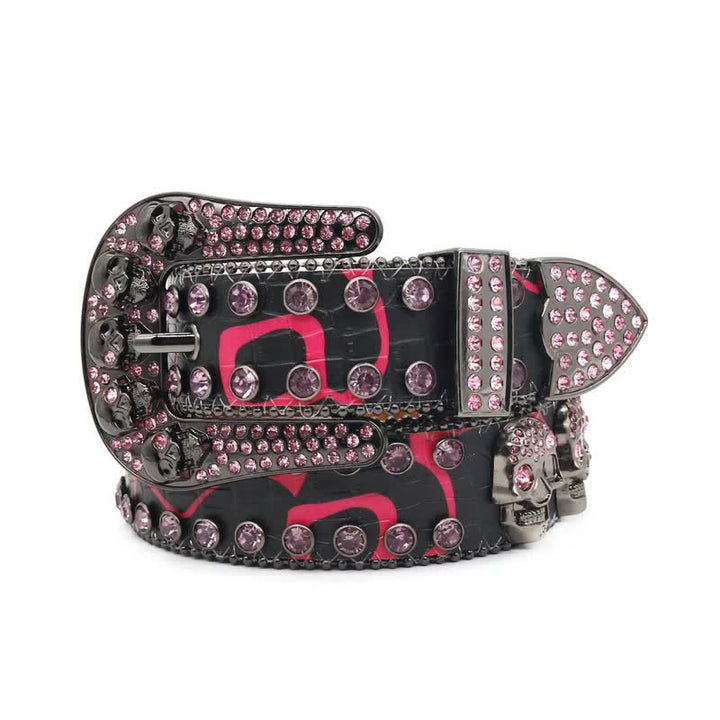 Cinturón de cuero con remaches de diamantes de imitación y diseño con incrustaciones de calaveras.