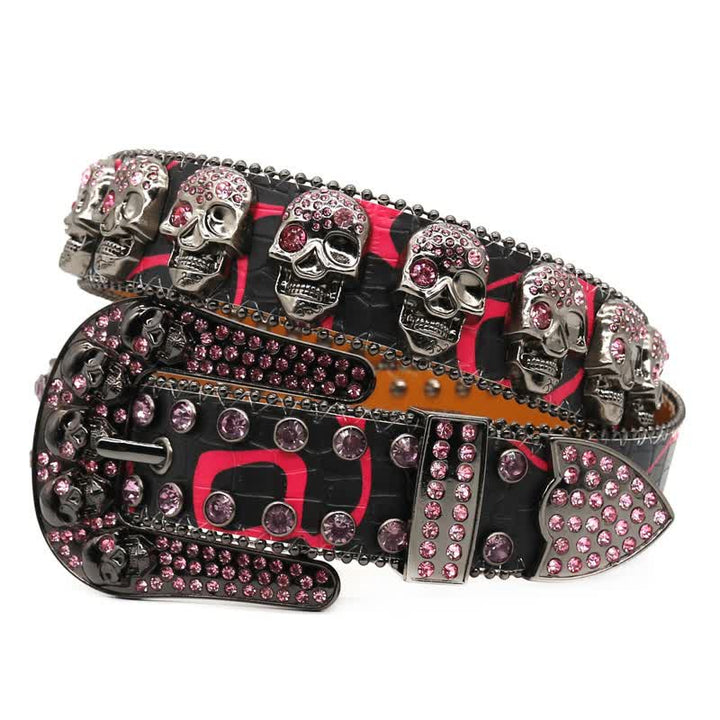 Cinturón de cuero con remaches de diamantes de imitación y diseño con incrustaciones de calaveras.