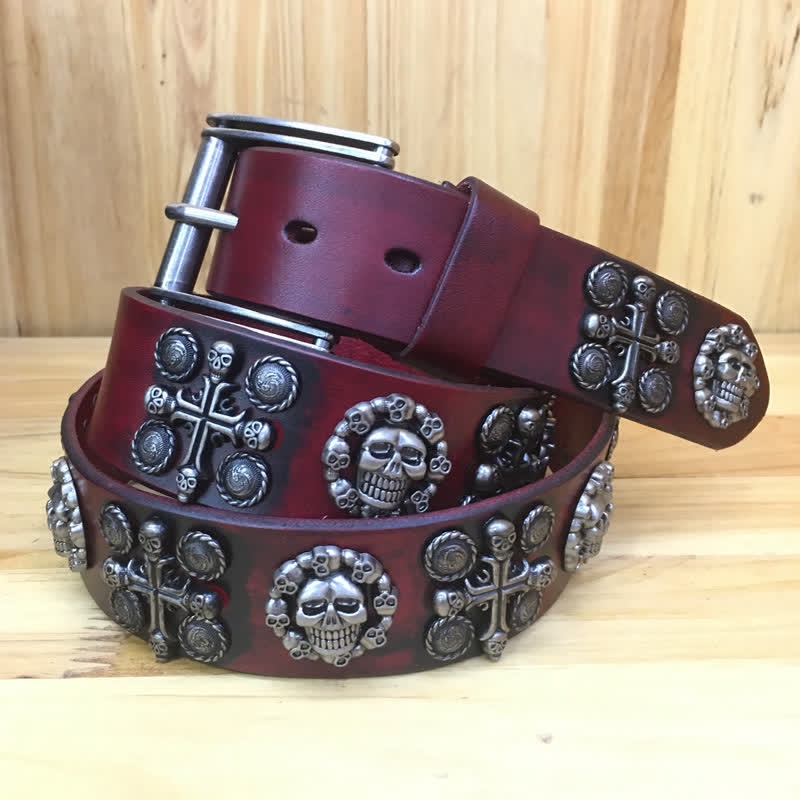 Cinturón de cuero con diseño de cruz y calavera con remaches de metal pesado