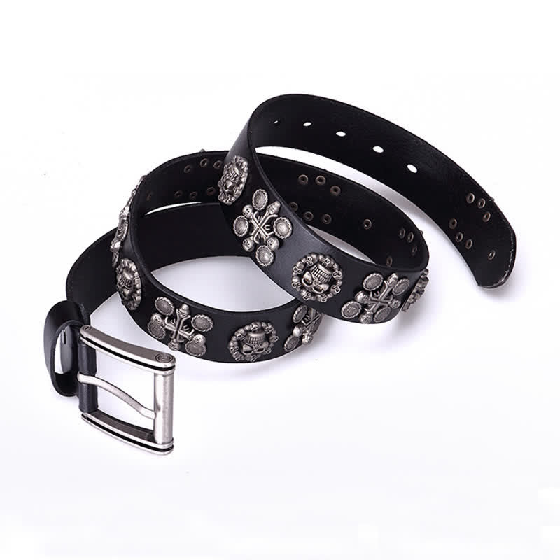 Cinturón de cuero con diseño de cruz y calavera con remaches de metal pesado