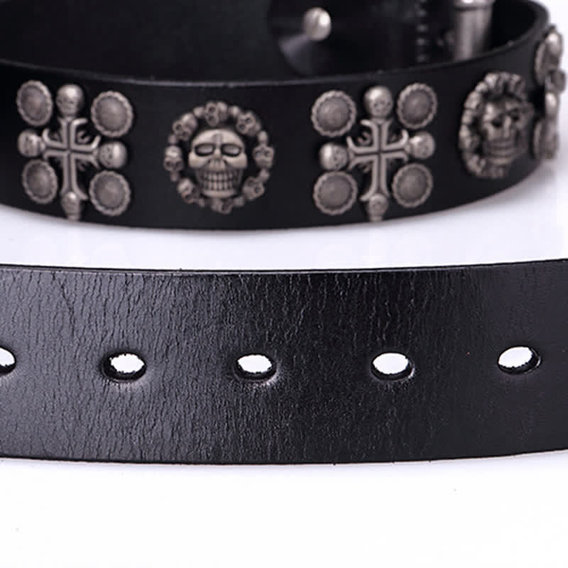 Cinturón de cuero con diseño de cruz y calavera con remaches de metal pesado