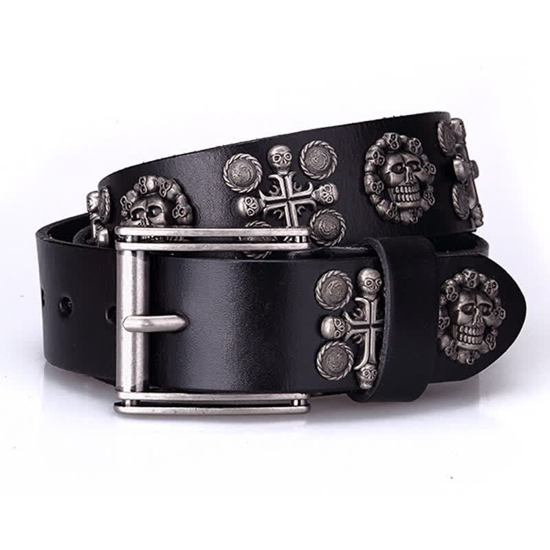 Cinturón de cuero con diseño de cruz y calavera con remaches de metal pesado