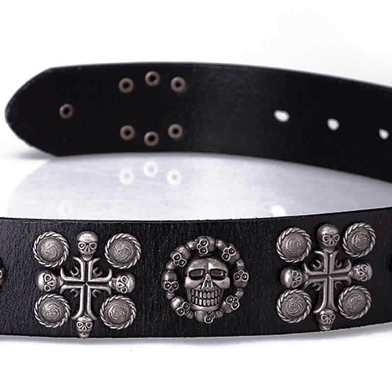 Cinturón de cuero con diseño de cruz y calavera con remaches de metal pesado