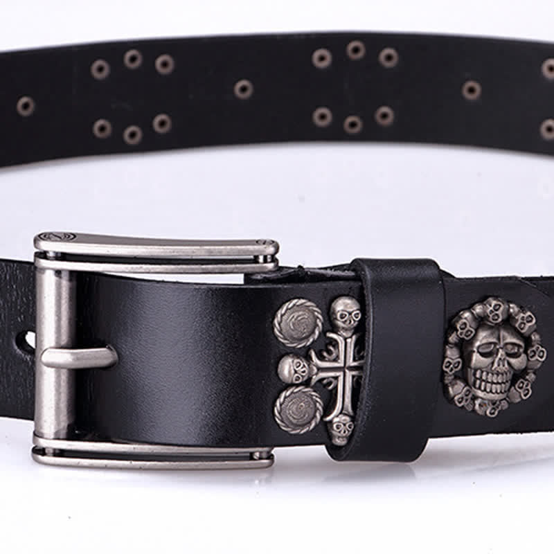 Cinturón de cuero con diseño de cruz y calavera con remaches de metal pesado