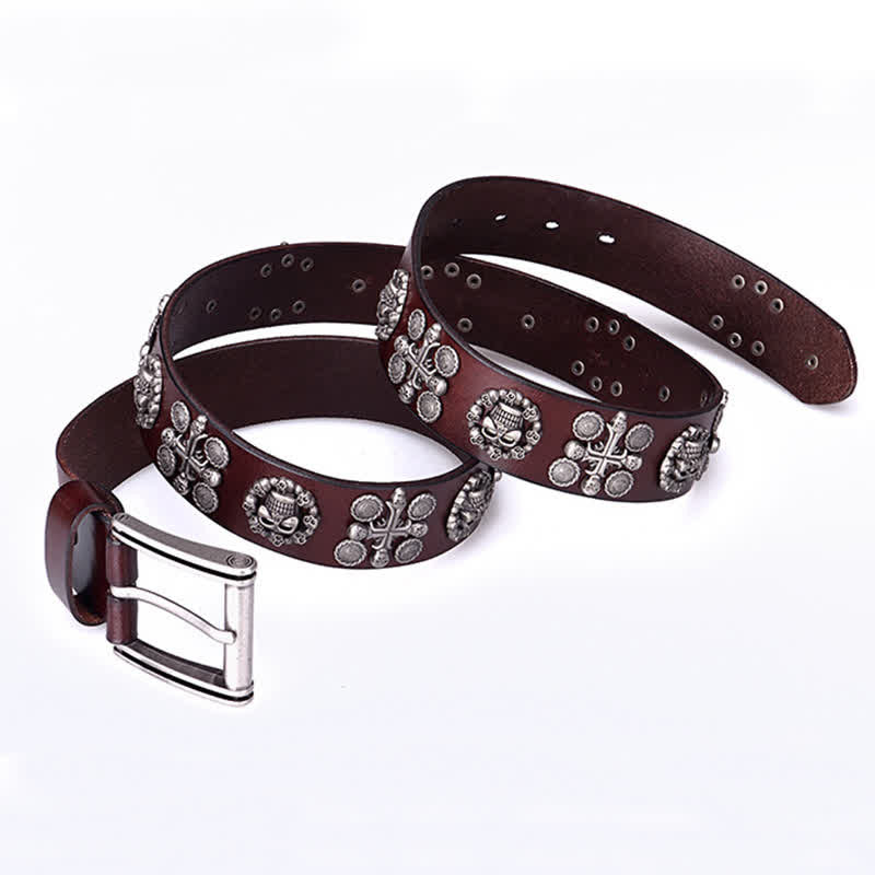 Cinturón de cuero con diseño de cruz y calavera con remaches de metal pesado