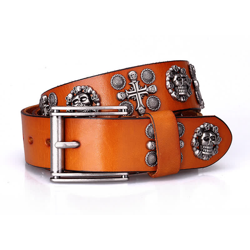 Cinturón de cuero con diseño de cruz y calavera con remaches de metal pesado