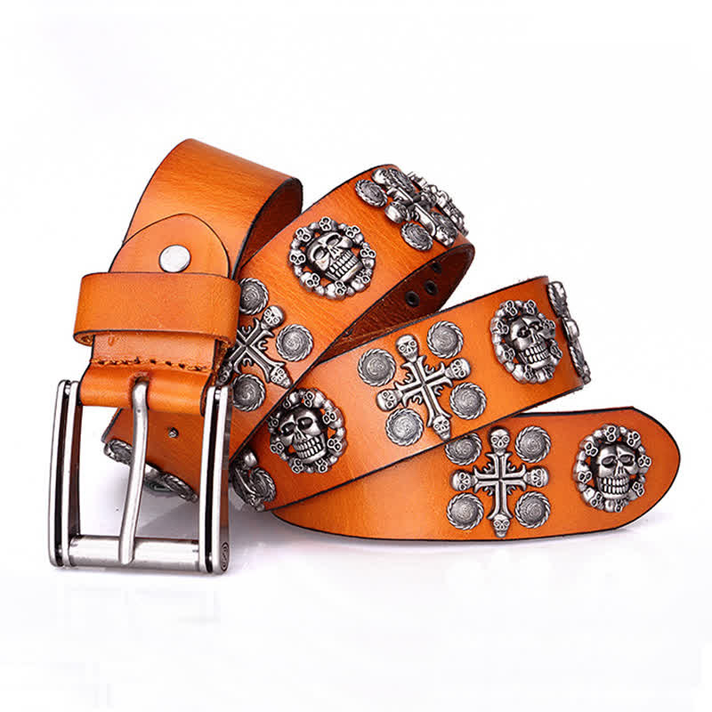 Cinturón de cuero con diseño de cruz y calavera con remaches de metal pesado