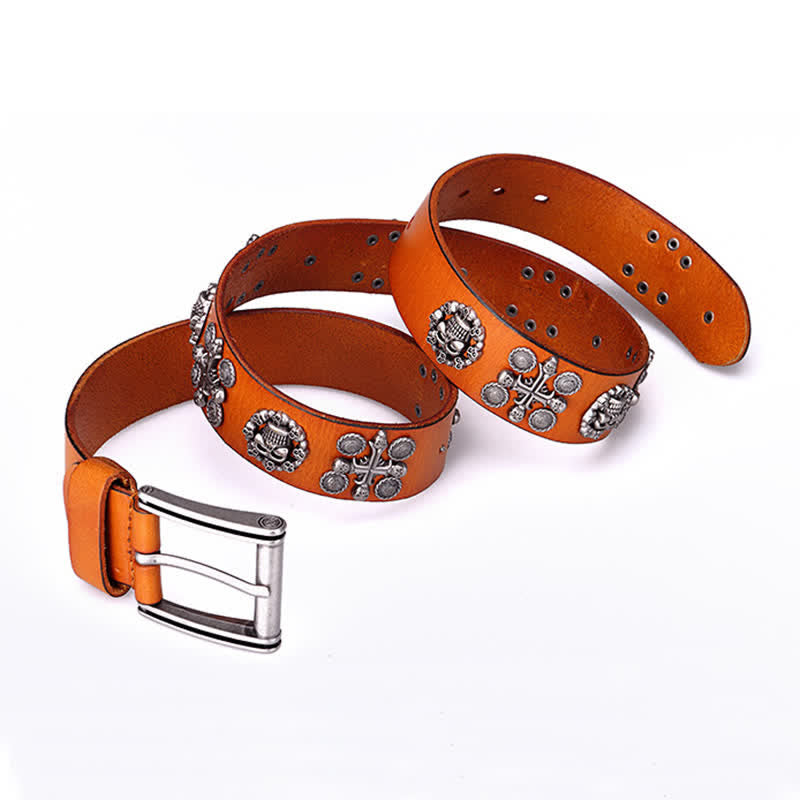 Cinturón de cuero con diseño de cruz y calavera con remaches de metal pesado