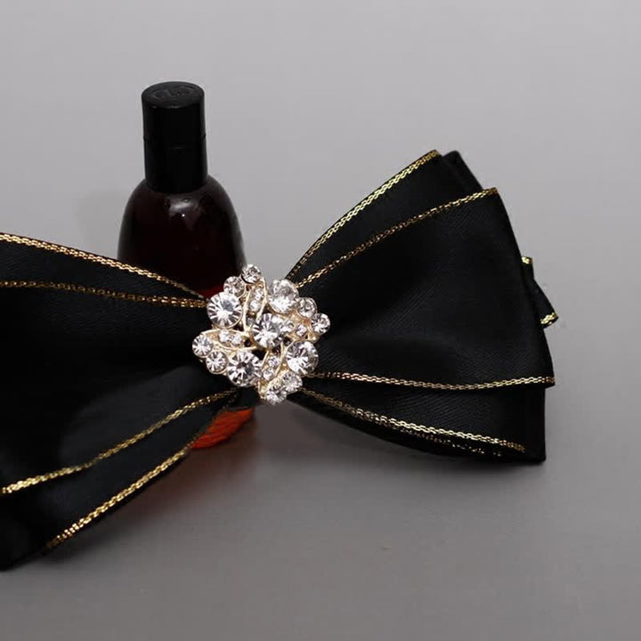 Pajarita con borde dorado y flores de diamantes de imitación para hombre