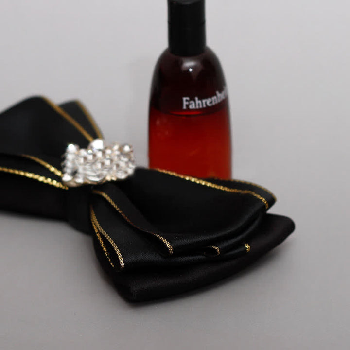 Pajarita con borde dorado y flores de diamantes de imitación para hombre