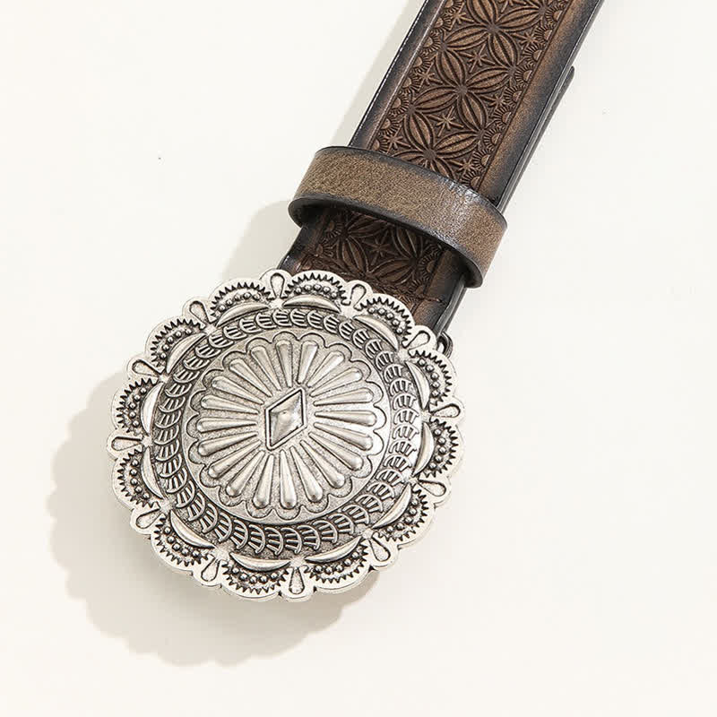 Cinturón de cuero con relieve y hebilla de concho con tallado occidental