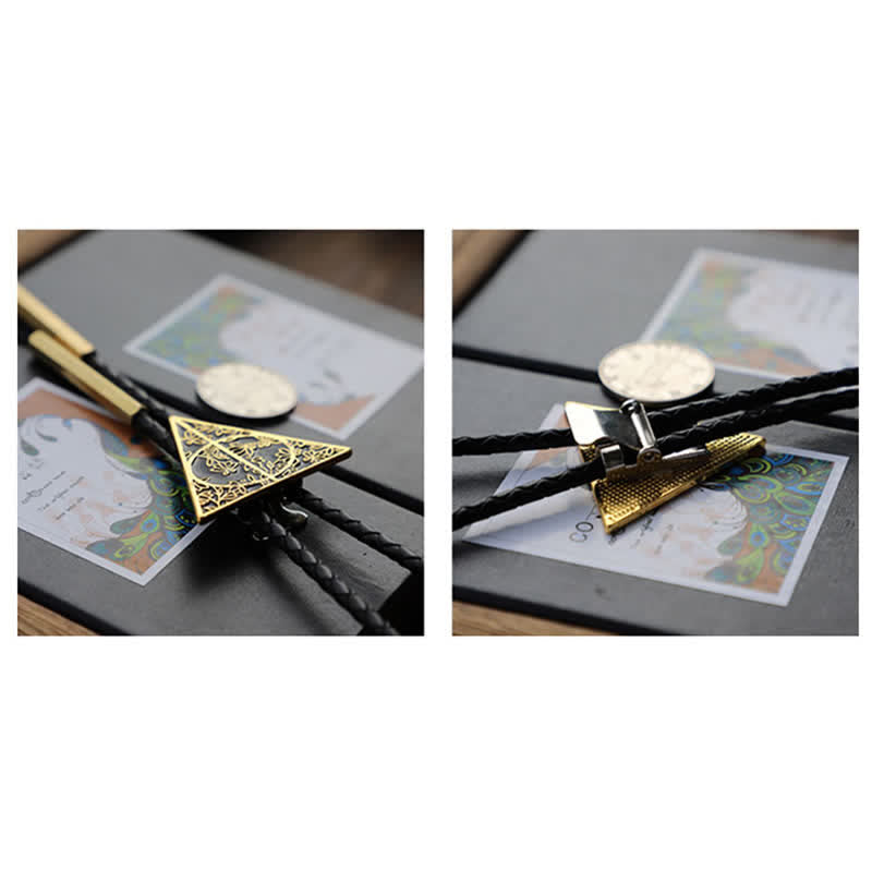 Corbata bolo triangular con motivos de las Reliquias de la Muerte en dorado oscuro y negro