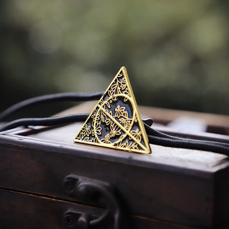 Corbata bolo triangular con motivos de las Reliquias de la Muerte en dorado oscuro y negro
