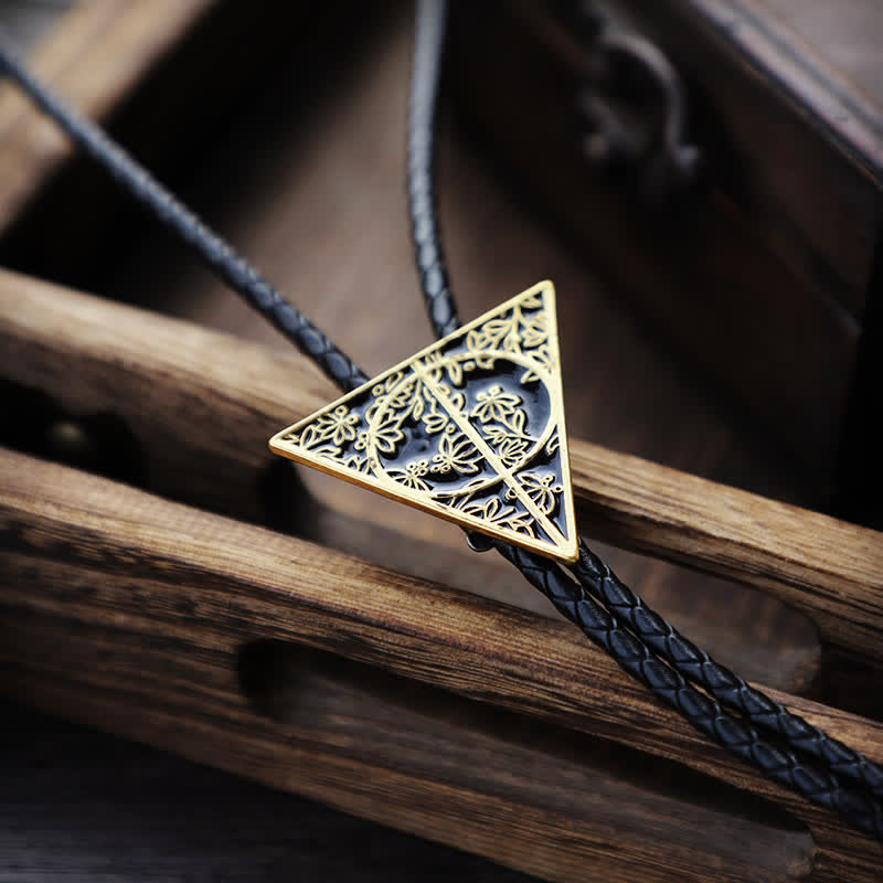 Corbata bolo triangular con motivos de las Reliquias de la Muerte en dorado oscuro y negro