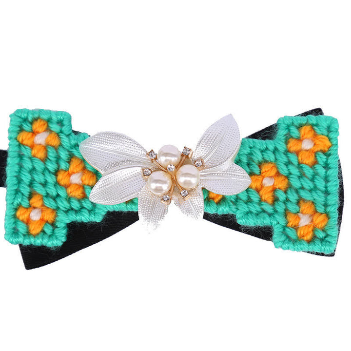 Pajarita de hombre con flores de pedrería y perlas en tejido de lana