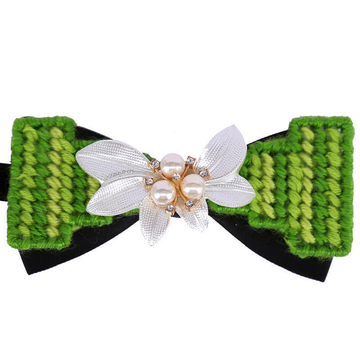 Pajarita de hombre con flores de pedrería y perlas en tejido de lana