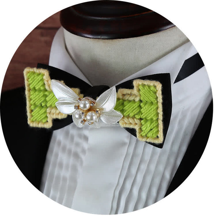 Pajarita de hombre con flores de pedrería y perlas en tejido de lana