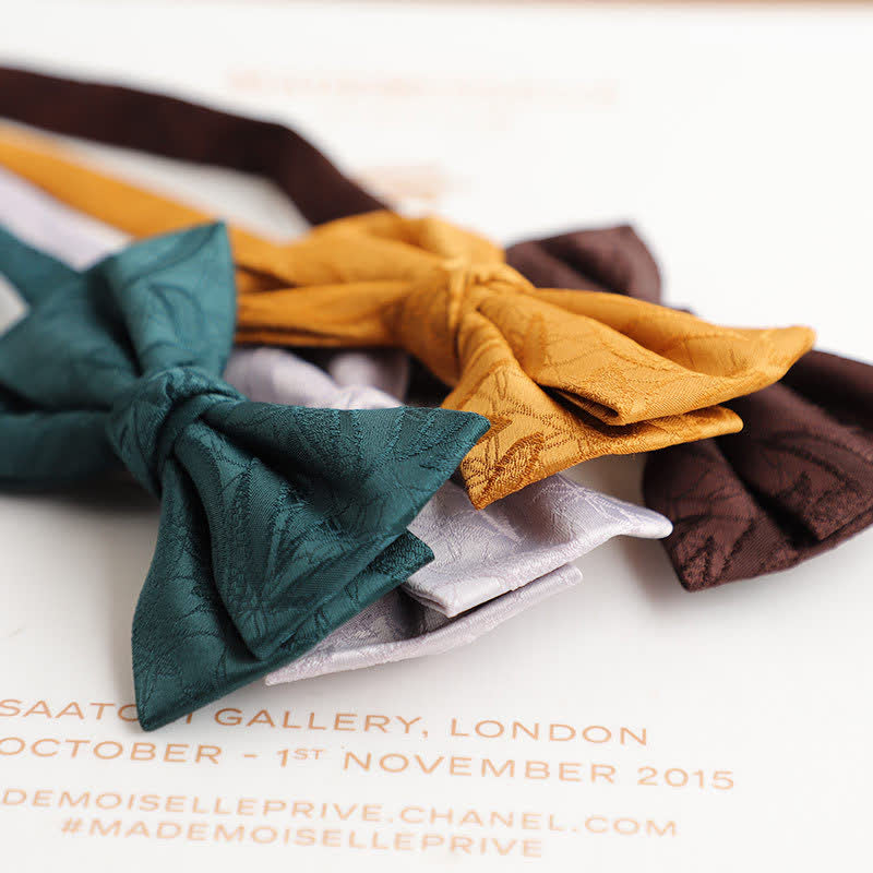 Pajarita con estampado de hojas novedosas y estilo vintage para hombre