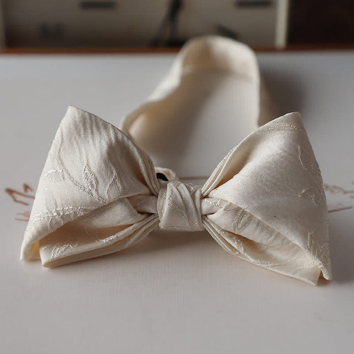Pajarita elegante de color blanco marfil y liso para hombre