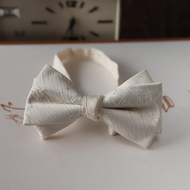 Pajarita elegante de color blanco marfil y liso para hombre