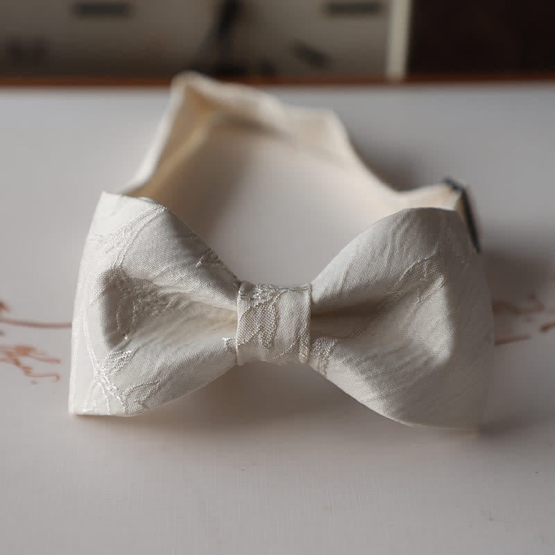 Pajarita elegante de color blanco marfil y liso para hombre