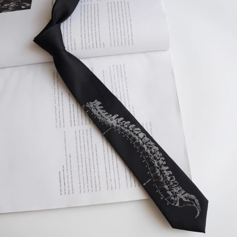 Corbata de hombre con bordado de calavera negra