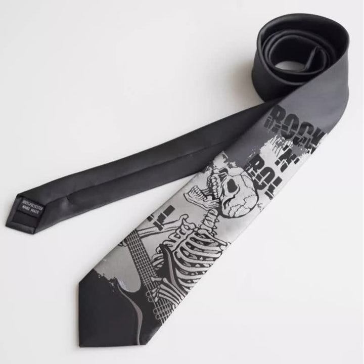 Corbata de hombre con calavera en gris oscuro y diseño punk rock