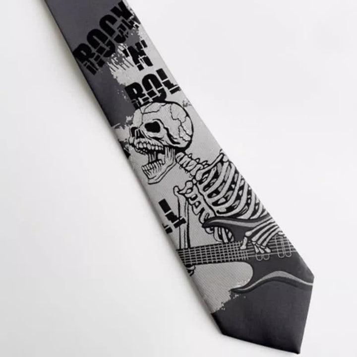 Corbata de hombre con calavera en gris oscuro y diseño punk rock